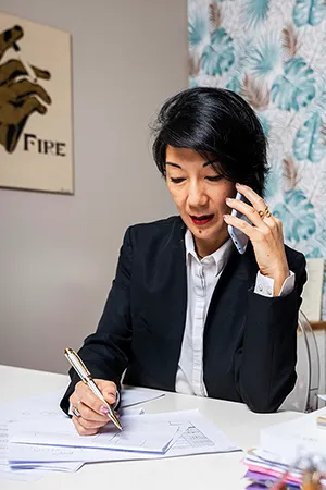 Photo de Maître Caroline CHANE-MENG-HIME, Avocate inscrite au Barreau de Saint-Denis de La Réunion, à son bureau - profil gauche | Source : Cabinet Avocats & Conseils Réunion de Maître Caroline CHANE-MENG-HIME inscrite au Barreau de Saint-Denis de La Réunion - www.avocatsconseilsreunion.fr