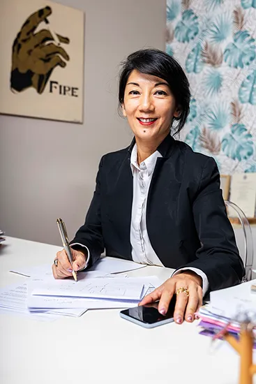 Photo portait de Me Caroline CHANE-MENG-HIME, à son bureau