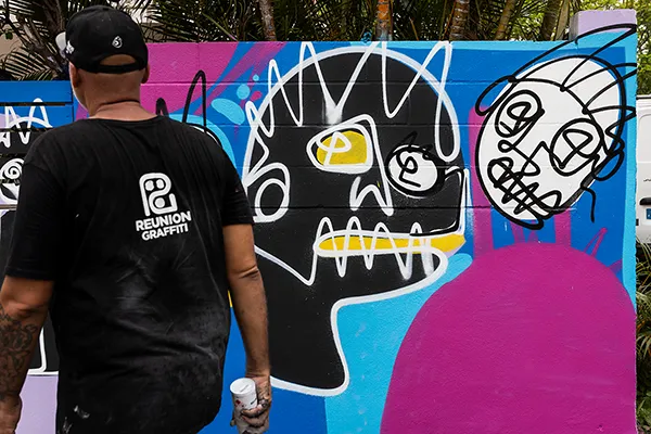 Réalisation de la fresque extérieure par EKO LSA