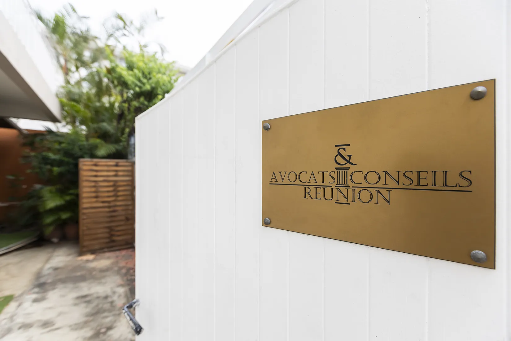 Portail d'entrée avec le panneau Avocats & Conseils Réunion